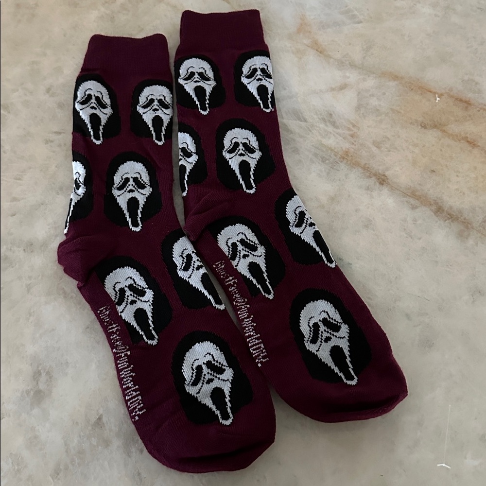Scream Ghost Face Casual Socks - Maroon